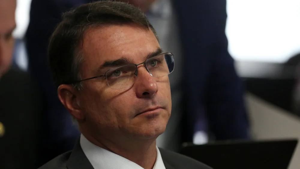 Flávio Bolsonaro diz considerar ‘grave’ ação da PF contra Ciro Nogueira, ex-ministro de seu pai Flávio Bolsonaro diz considerar ‘grave’ ação da PF contra Ciro Nogueira, ex-ministro de seu pai