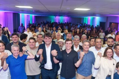 Miguel Coelho recebe apoio do Podemos após demonstração de força de Dudu em evento Miguel Coelho recebe apoio do Podemos após demonstração de força de Dudu em evento