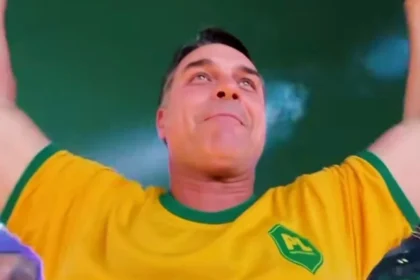 Flávio Bolsonaro diz que continuará trabalhando pelo fim da reeleição presidencial Flávio Bolsonaro diz que continuará trabalhando pelo fim da reeleição presidencial
