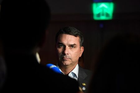 Flávio Bolsonaro admite que procurou Vorcaro para recursos de filme e nega oferta de vantagens Flávio Bolsonaro admite que procurou Vorcaro para recursos de filme e nega oferta de vantagens