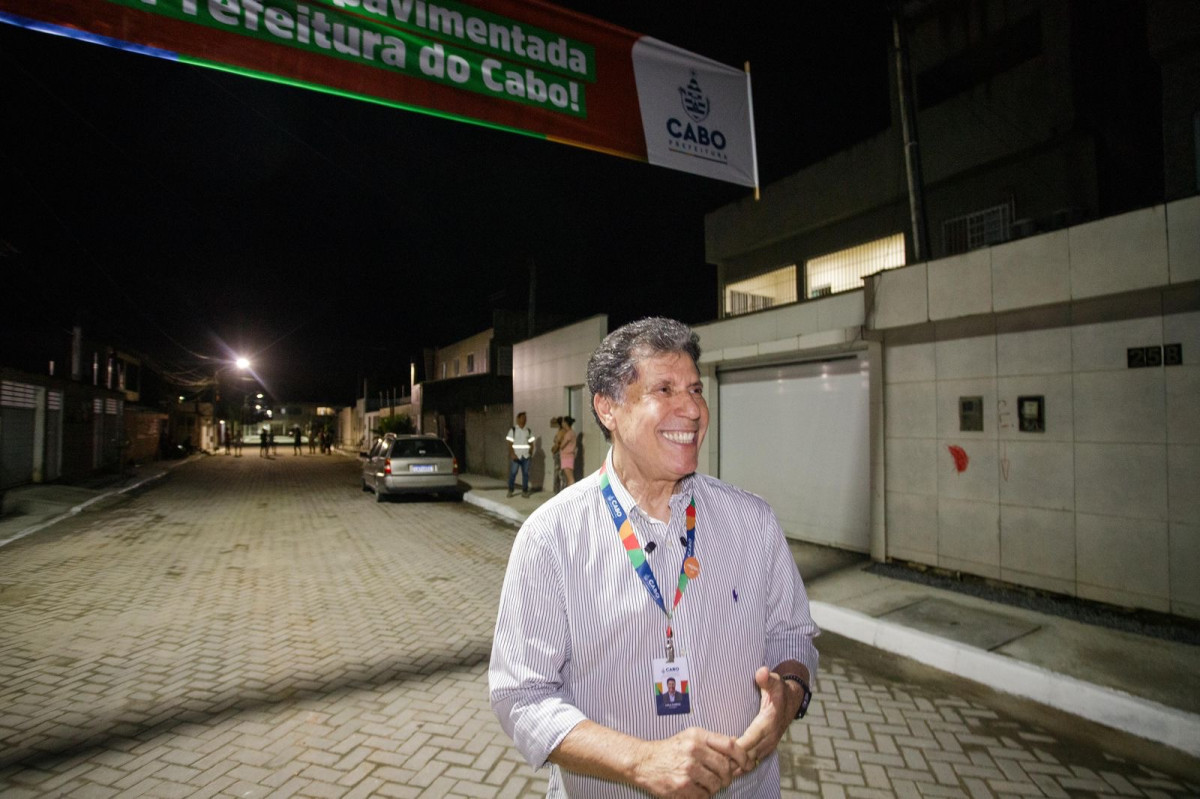 Prefeito Lula Cabral entrega obras de pavimentação em Garapu Prefeito Lula Cabral entrega obras de pavimentação em Garapu