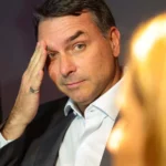 Líderes do PT, PCdoB e PV encaminham representação criminal contra Flávio e Eduardo à PGR Líderes do PT, PCdoB e PV encaminham representação criminal contra Flávio e Eduardo à PGR