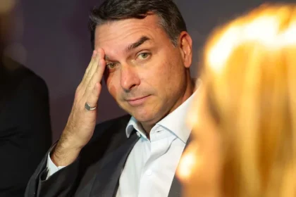 Líderes do PT, PCdoB e PV encaminham representação criminal contra Flávio e Eduardo à PGR Líderes do PT, PCdoB e PV encaminham representação criminal contra Flávio e Eduardo à PGR