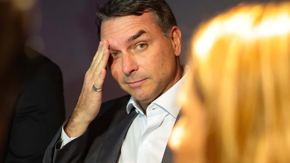 Líderes do PT, PCdoB e PV encaminham representação criminal contra Flávio e Eduardo à PGR