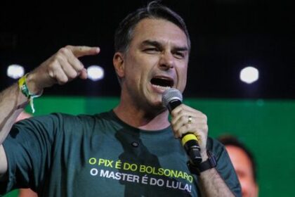 Flávio Bolsonaro nega ter mentido sobre ligação com Vorcaro: ‘Não tem nada para me pegar’ Flávio Bolsonaro nega ter mentido sobre ligação com Vorcaro: ‘Não tem nada para me pegar’