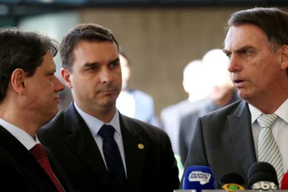Flávio Bolsonaro faz aceno a Tarcísio e cita troca de delegado da PF e endividamento