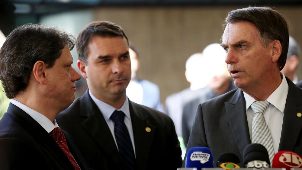 Flávio Bolsonaro faz aceno a Tarcísio e cita troca de delegado da PF e endividamento