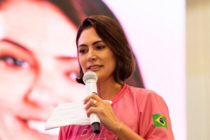 Michelle Bolsonaro entra em pesquisa do Datafolha após desgaste de Flávio