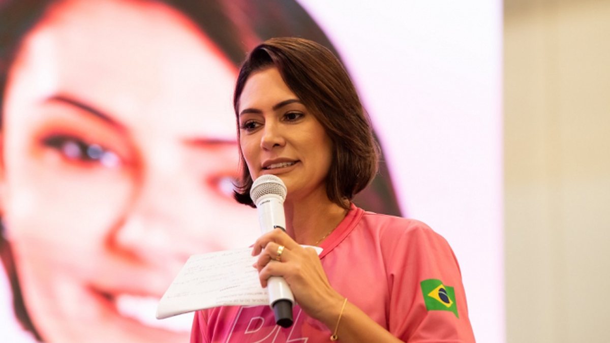 Michelle Bolsonaro entra em pesquisa do Datafolha após desgaste de Flávio