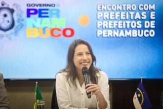 Em agenda com prefeitos pernambucanos em Brasília, governadora Raquel Lyra celebra assinatura do contrato de retomada da Transnordestina